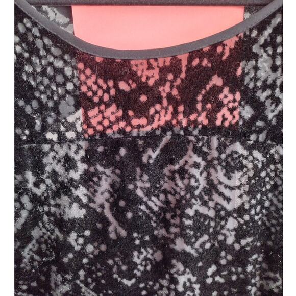 Silence + Noise x Anthro | Black Velvet Burnout Cut-Out Back Shift Dress - Picture 3 of 10